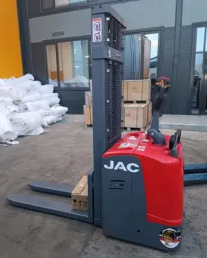 Электроштабелер с площадкой JAC CDDK15-III грузоподъёмностью 1,5 тонны, высотой подъёма 1,6 метра, с наливной свинцовой АКБ