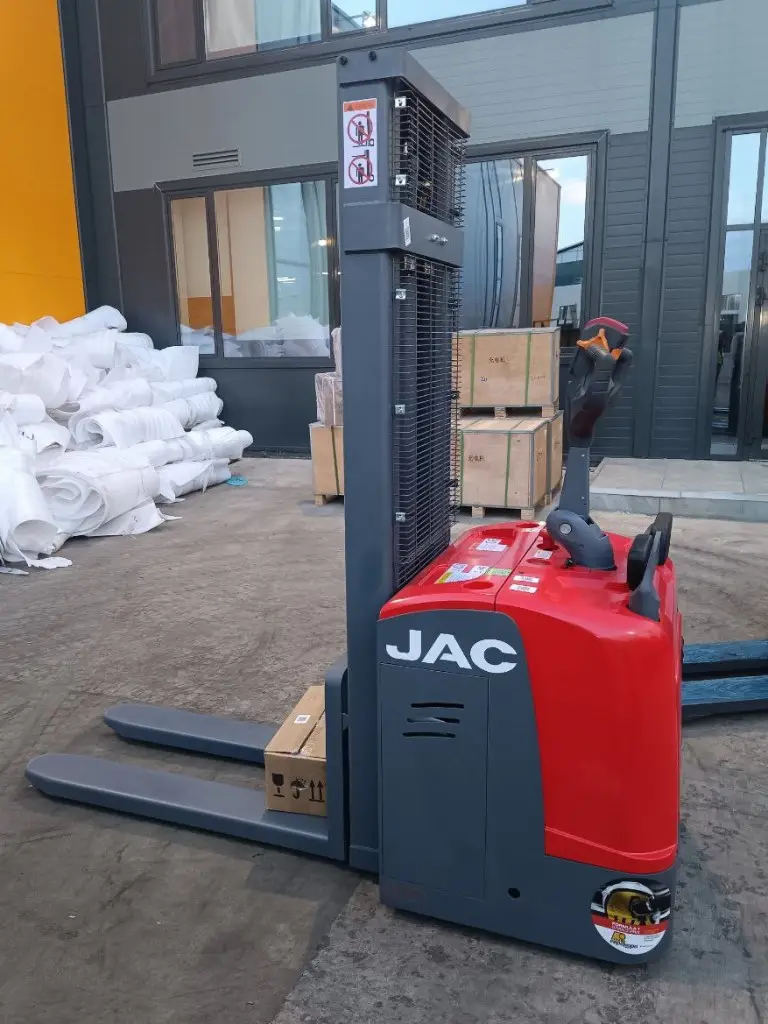 Электроштабелер с площадкой JAC CDDK15-III грузоподъёмностью 1,5 тонны, высотой подъёма 1,6 метра, с наливной свинцовой АКБ