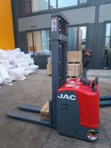 Электроштабелер с площадкой JAC CDDK20 грузоподъёмностью 2 тонны, высотой подъёма 3 метра, с наливной свинцовой АКБ