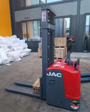 Электроштабелер с площадкой JAC CDDK20 грузоподъёмностью 2 тонны, высотой подъёма 3 метра, с наливной свинцовой АКБ