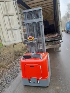 Электроштабелер с площадкой JAC CDDK20 грузоподъёмностью 2 тонны, высотой подъёма 3,5 метра, с наливной свинцовой АКБ