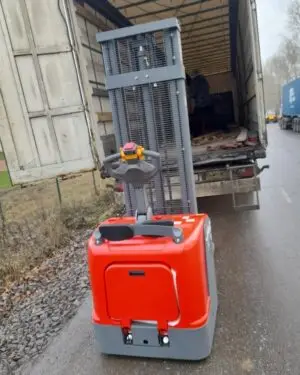 Электроштабелер с площадкой JAC CDDK20 грузоподъёмностью 2 тонны, высотой подъёма 3,5 метра, с наливной свинцовой АКБ