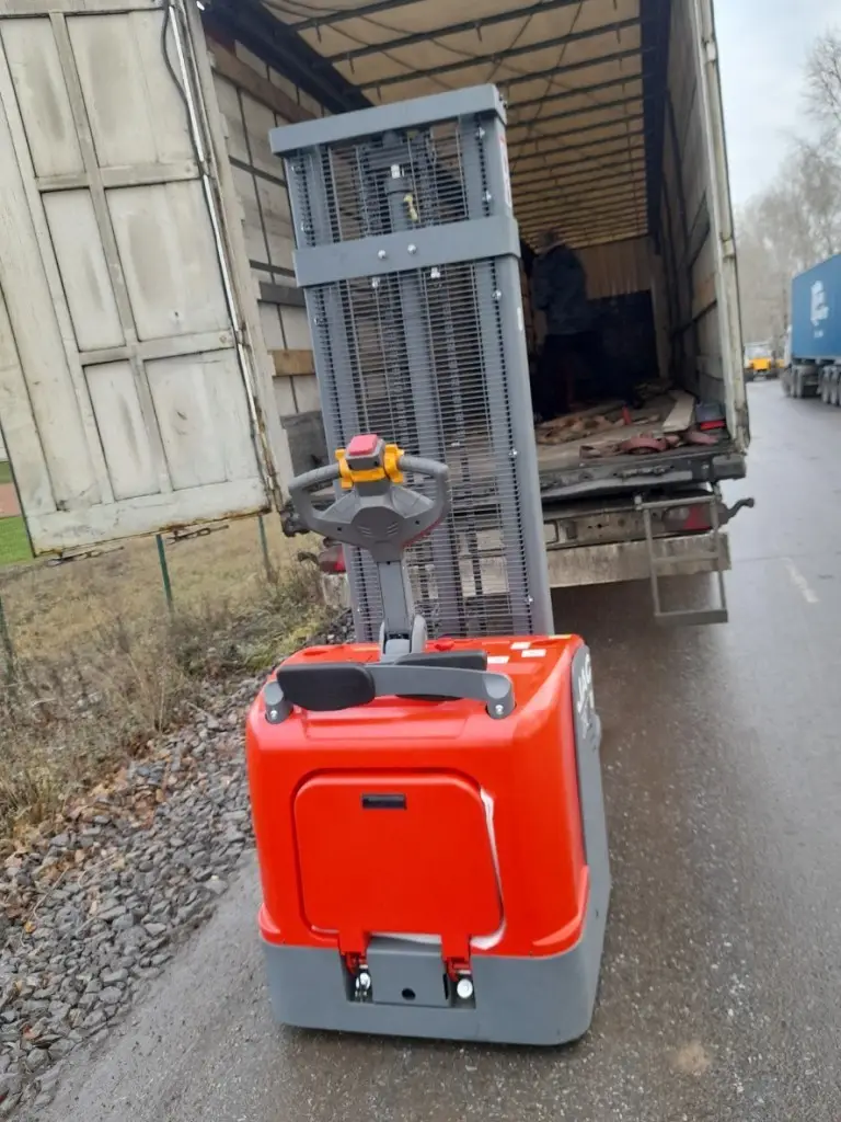 Электроштабелер с площадкой JAC CDDK20 грузоподъёмностью 2 тонны, высотой подъёма 3,5 метра, с наливной свинцовой АКБ