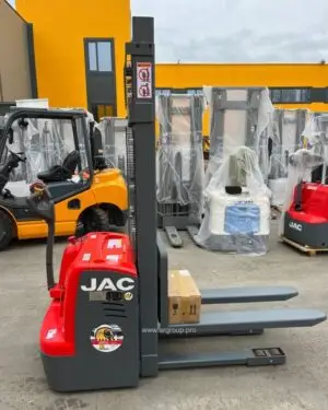 Электроштабелер с площадкой JAC CDDR15-III грузоподъёмностью 1,5 тонны, высотой подъёма 1,6 метра, с наливной свинцовой АКБ