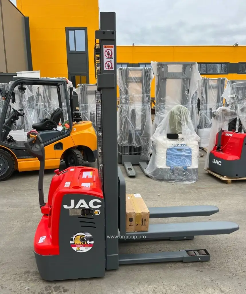 Электроштабелер с площадкой JAC CDDR15-III грузоподъёмностью 1,5 тонны, высотой подъёма 1,6 метра, с наливной свинцовой АКБ