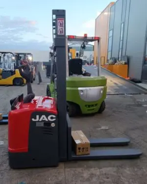 Штабелер самоходный электрический JAC CDDK15-I с кислотной АКБ – грузоподъёмность 1,5 тонны, высота подъёма 3 метра