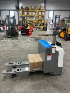 Транспортировщик паллет с площадкой SHANN CBD30 R-II с грузоподъёмностью 3000 кг, вилы 1150 м, литиевая АКБ